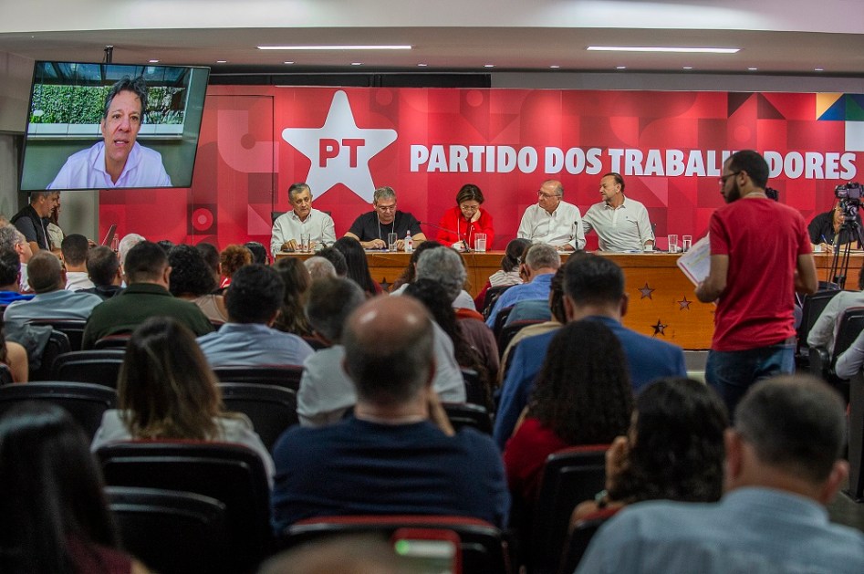 O ministro Fernando Haddad participa por videoconferência de evento do PT em Brasília