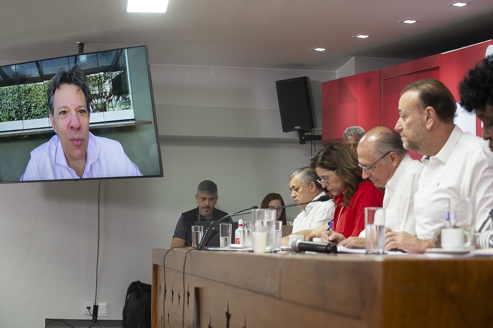 De olho em palanque para Lula, presidente do PT defende candidatura de Haddad, apesar da resistência do ministro