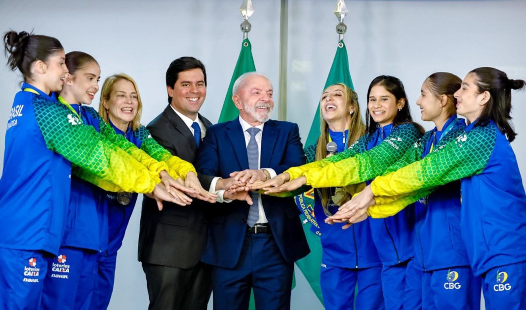 Encontro com atletas da Seleção Brasileira de Ginástica Rítmica, medalhistas do Mundial 2025 Presidente da República, Luiz Inácio Lula da Silva, durante encontro com atletas da Seleção Brasileira de Ginástica Rítmica, medalhistas do Campeonato Mundial 2025. Palácio do Planalto – Brasília (DF) Fotos: Ricardo Stuckert / PR