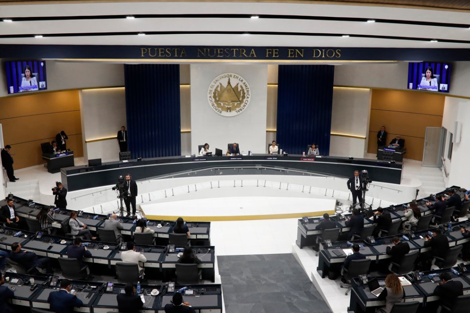 Deputados de El Salvador participam de sessão plenária no Salão Azul da Assembleia Legislativa