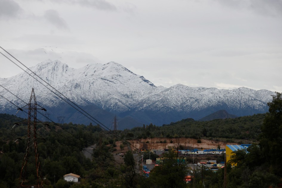 Vista da Cordilheira dos Andes, na entrada de controle Los Maitenes, na mina El Teniente