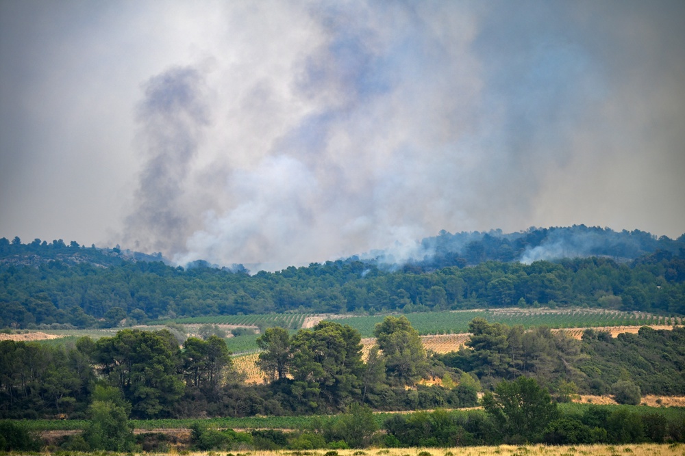 Incêndio florestal mata uma idosa e deixa treze feridos na França