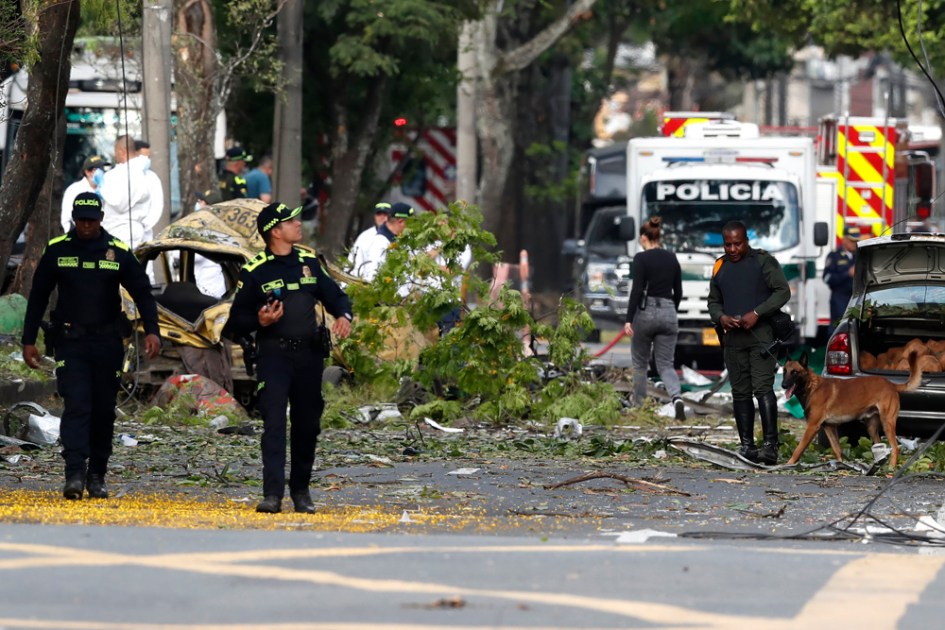 Integrantes da Polícia Nacional inspecionam a área do ataque após uma explosão perto da Escola de Aviação Militar Marco Fidel Suárez, em Cali, na Colômbia