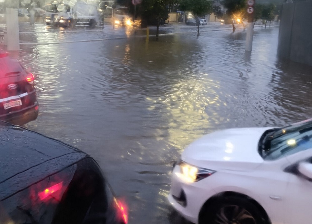 Temporal alaga ruas, arrasta carros e causa transtornos em cidades da Baixada Santista