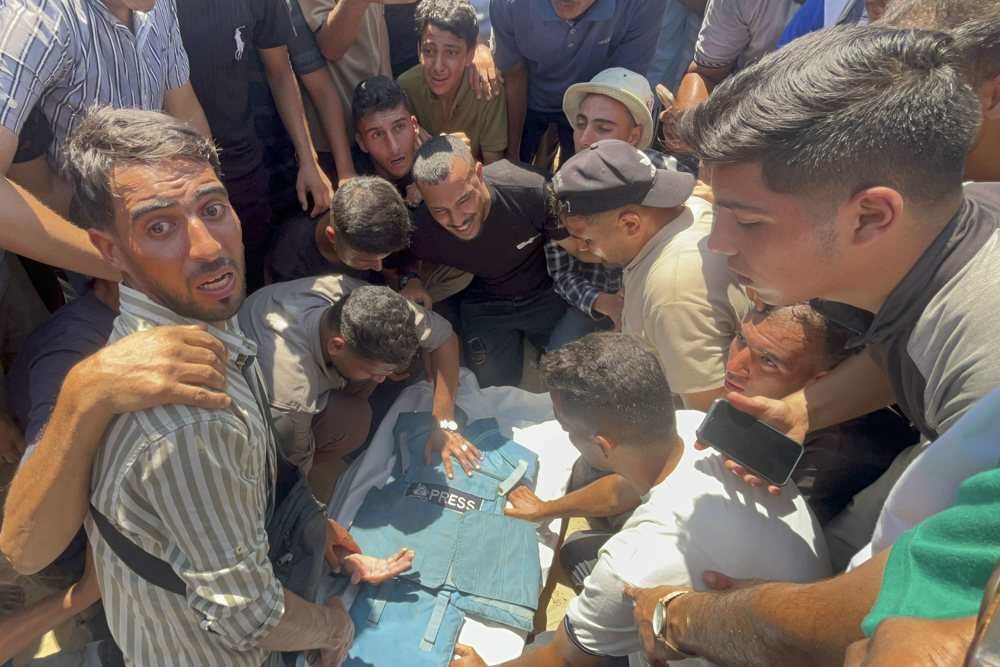 Ataque que matou jornalistas em hospital visava câmera de vigilância do Hamas, diz exército israelense