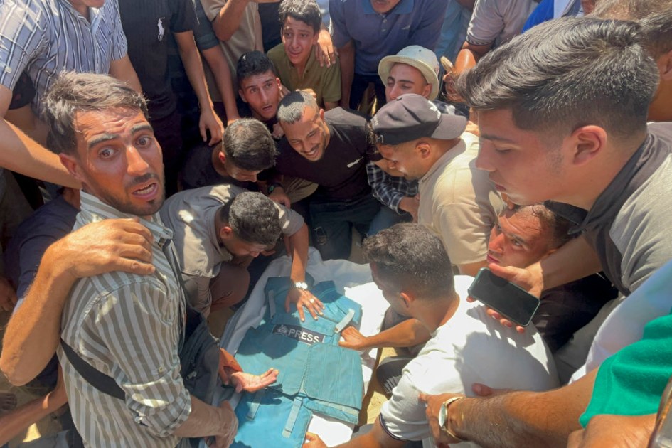 O número de jornalistas assassinados nesta segunda-feira no bombardeio israelense contra o Hospital Nasser, no sul de Gaza, aumentou para cinco, depois de um repórter independente, que trabalhou para diferentes meios, sucumbir às suas heranças. EFE/Ahmad Awad