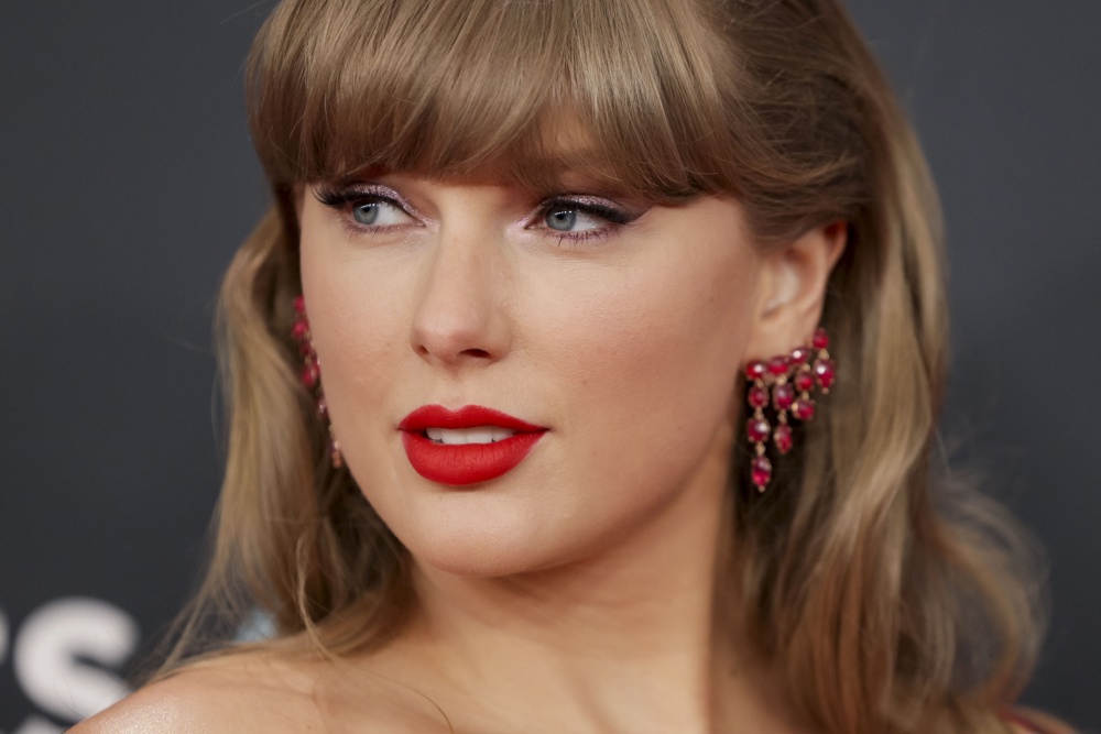 Taylor Swift anuncia 12º álbum, ‘The Life of a Showgirl’, em podcast do namorado