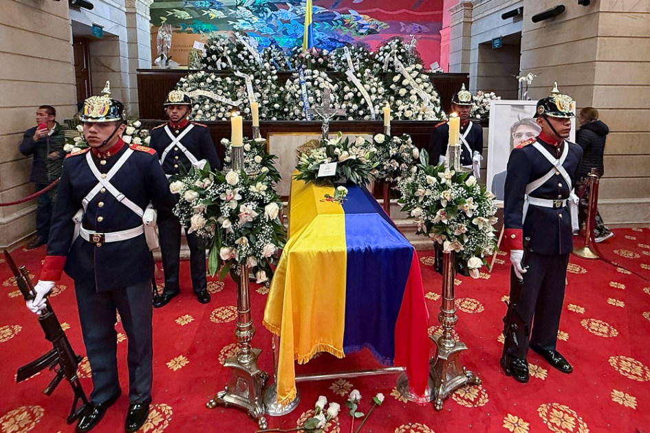 Integrantes do Batalhão da Guarda Presidencial vigiam ao lado do caixão do senador falecido e pré-candidato presidencial opositor Miguel Uribe Turbay