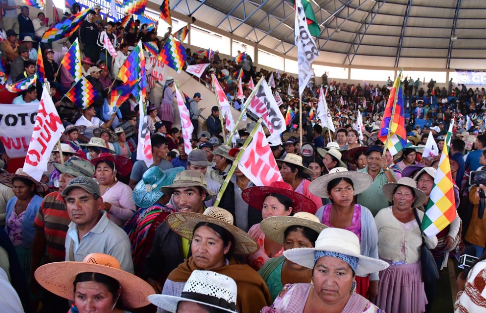 Apoiadores do ex-presidente boliviano Evo Morales participam de um evento de encerramento de campanha na quarta-feira em Cochabamba, Bolívia. Morales disse que, se o voto nulo prevalecer em 17 de agosto, "Evo venceu as eleições gerais" na Bolívia, já que, em sua opinião, não há candidato que represente "o povo boliviano". EFE/Jorge Abrego