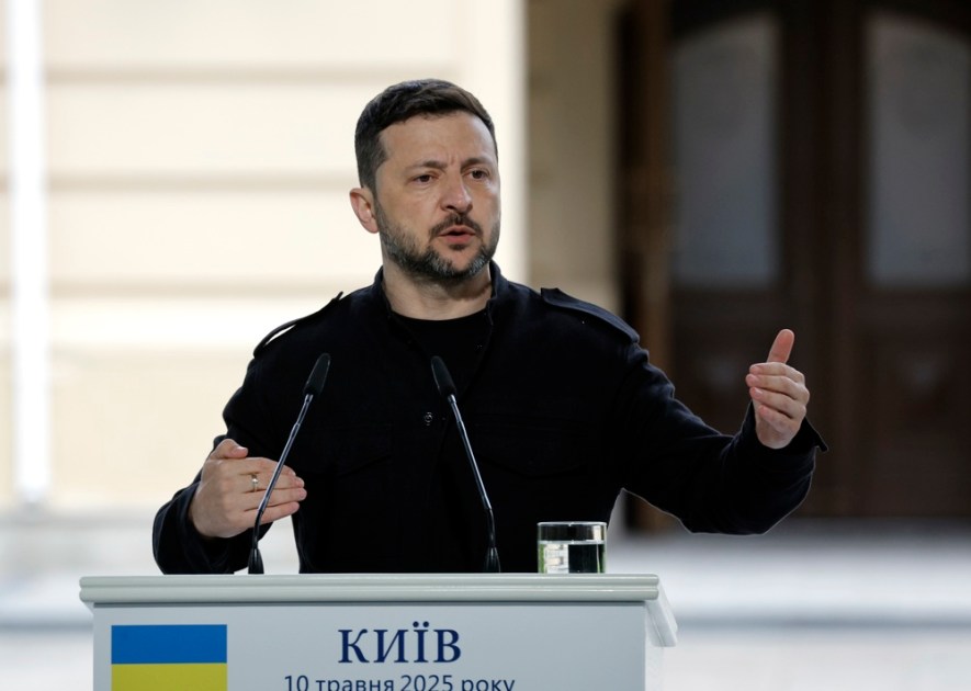 O presidente da Ucrânia, Volodymyr Zelensky, gesticula durante coletiva de imprensa conjunta após uma reunião da "Coalizão dos Dispostos" no Palácio Mariinsky