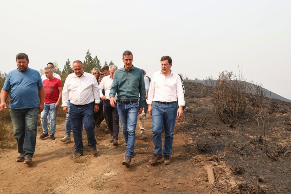 Primeiro-ministro da Espanha, Pedro Sanchez, ao lado do presidente regional de Castela e Leão, Alfonso Fernandez Manueco, em Villablino, em León, na Espanha, para acompanhar os incêndios que afetam cidades próximas