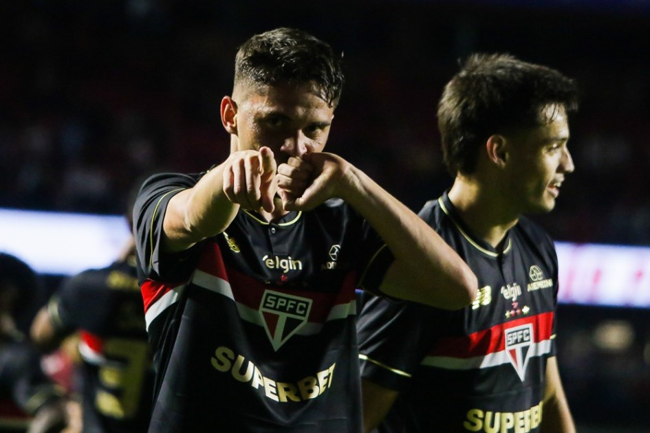 Pablo Maia comemora o gol após abrir o placar para o São Paulo no Morumbi