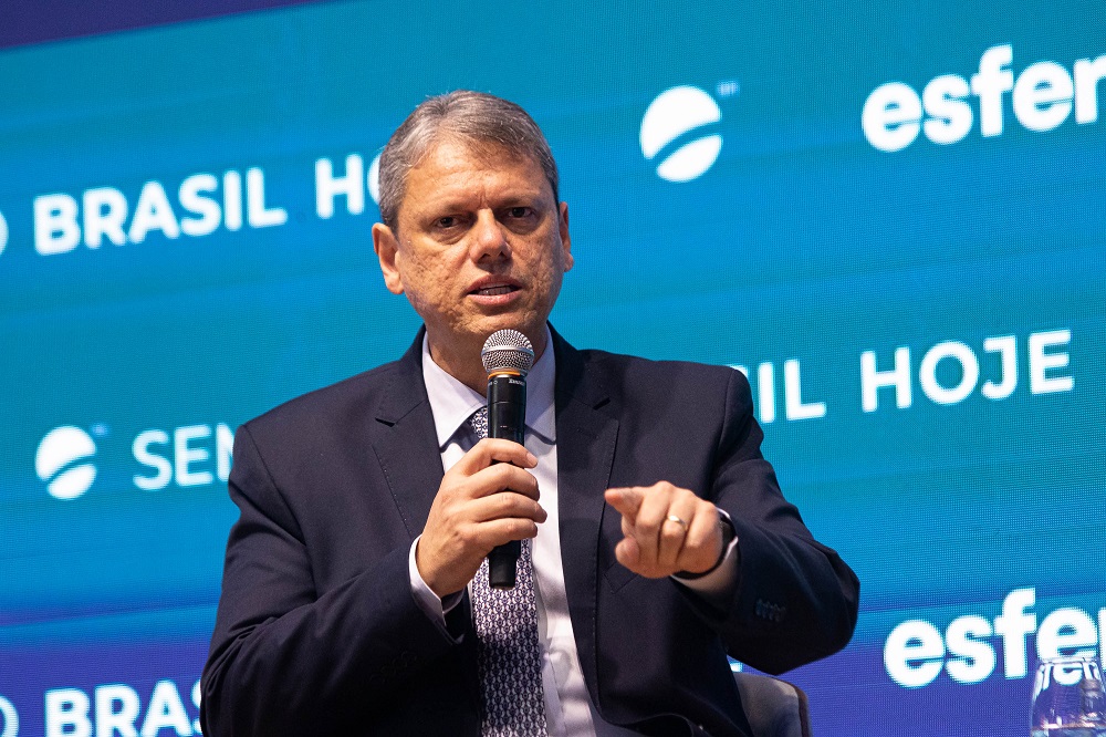 Tarcísio parafraseia JK em evento e fala que Brasil precisa fazer ’40 anos em 4′