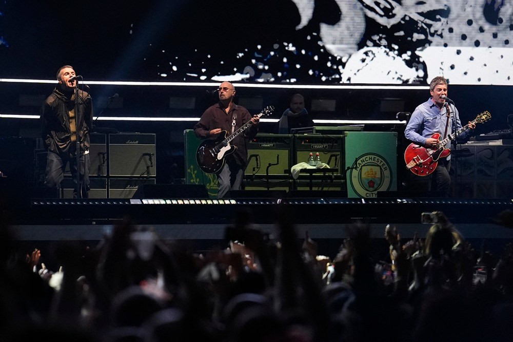 Homem morre após sofrer queda em show do Oasis no estádio Wembley