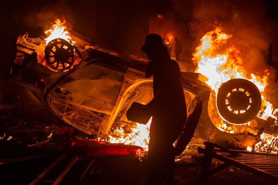 Um carro é incendiado durante protesto em Yogyakarta