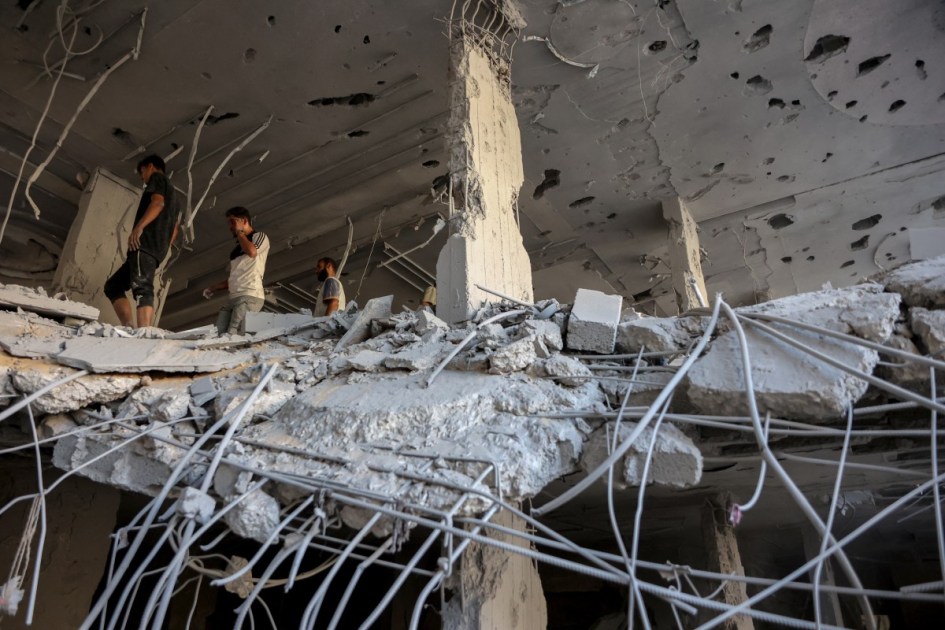 'Nós temos medo da noite, de dormir em nossas barracas', afirma Iman Rajab, uma moradora de Gaza, após intensos bombardeios israelenses
