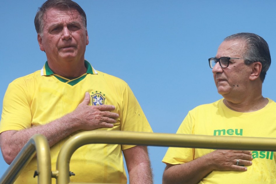 O ex-presidente Jair Bolsonaro (PL) ao lado do pastor Silas Malafaia durante manifestação na orla de Copacabana
