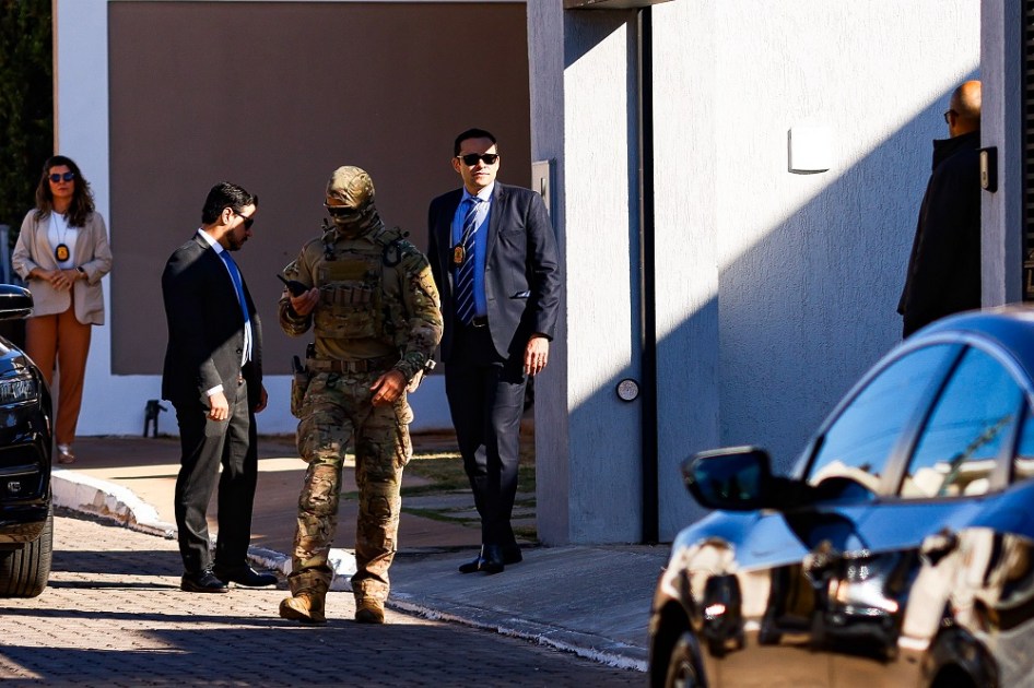 Movimentação de policiais na residência do ex-presidente Jair Bolsonaro