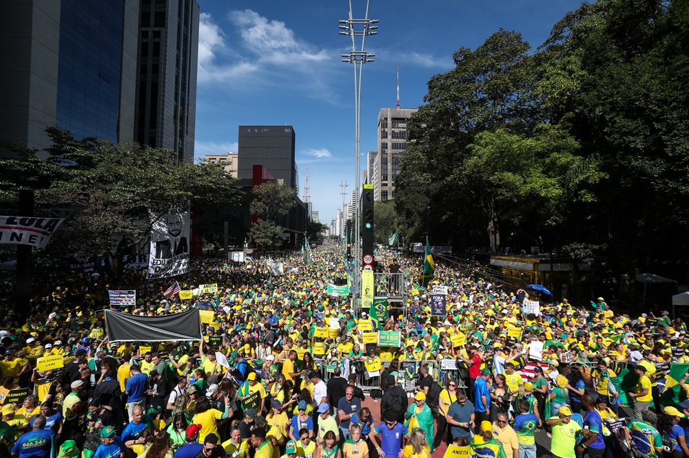 Manifestação pró-Bolsonaro na Avenida Paulista tem críticas a Moraes, apoio a Trump e discurso de Nikolas