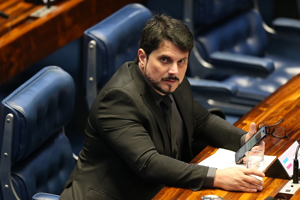 Veja as reações dos políticos sobre medidas aplicadas por Moraes a Marcos do Val