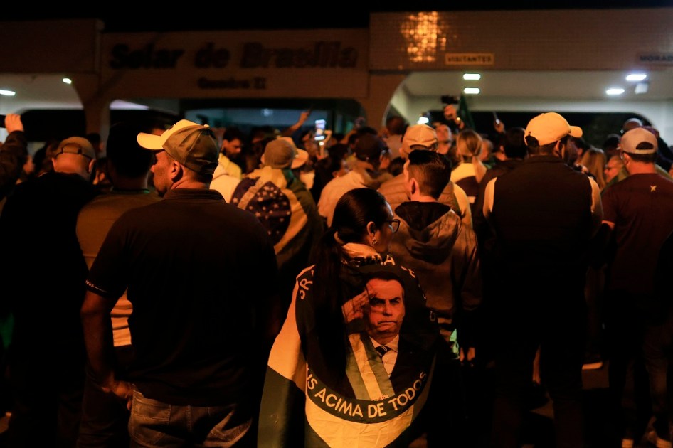 Apoiadores do ex-presidente Jair Messias Bolsonaro (PL) reunidos em uma das entradas do condomínio Solar de Brasília, onde ele mora, em Brasília