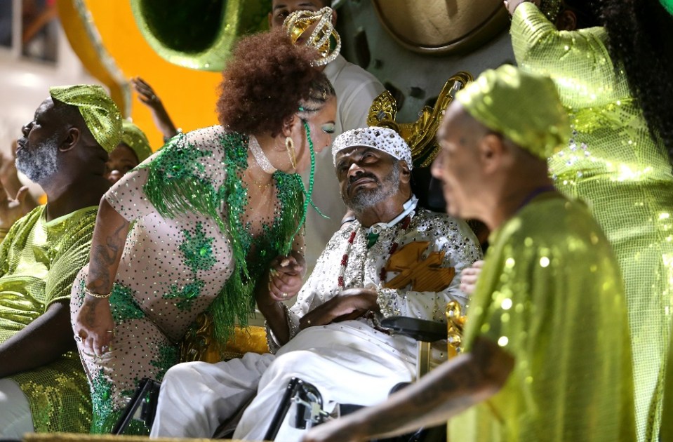 Arlindo Cruz, acompanhado de sua esposa Bárbara Cruz, ao ser homenageado no desfile da escola de samba Império Serrano, na Marquês de Sapucaí