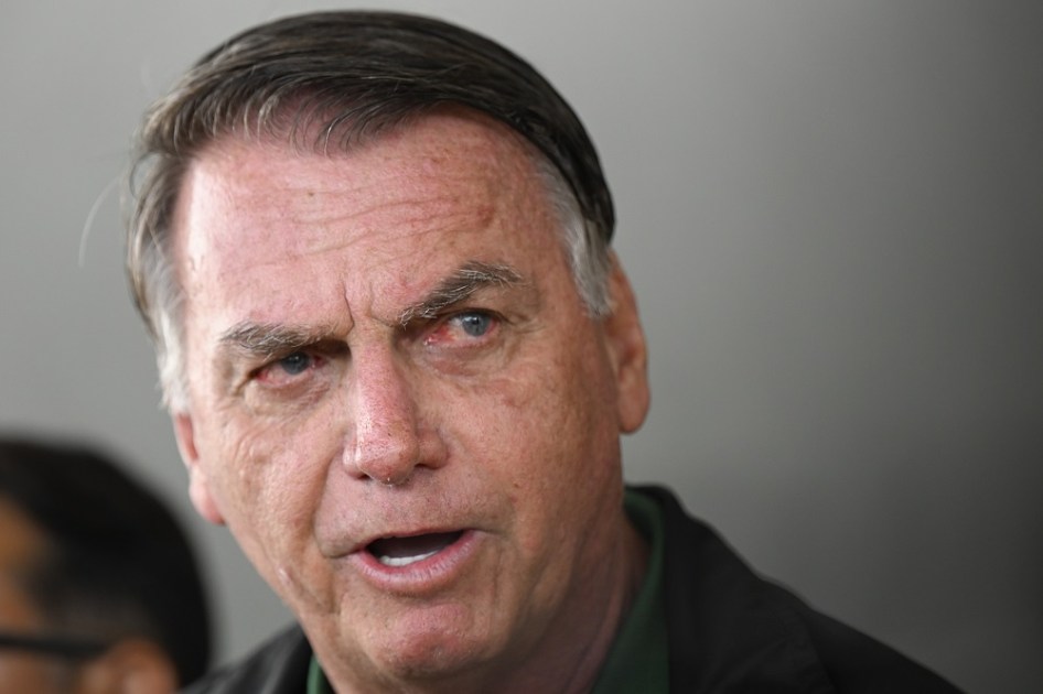 O ex-presidente Jair Bolsonaro é visto ao chegar em Brasília no dia que se inicia seu julgamento pela primeira turma do Superior Tribunal Federal