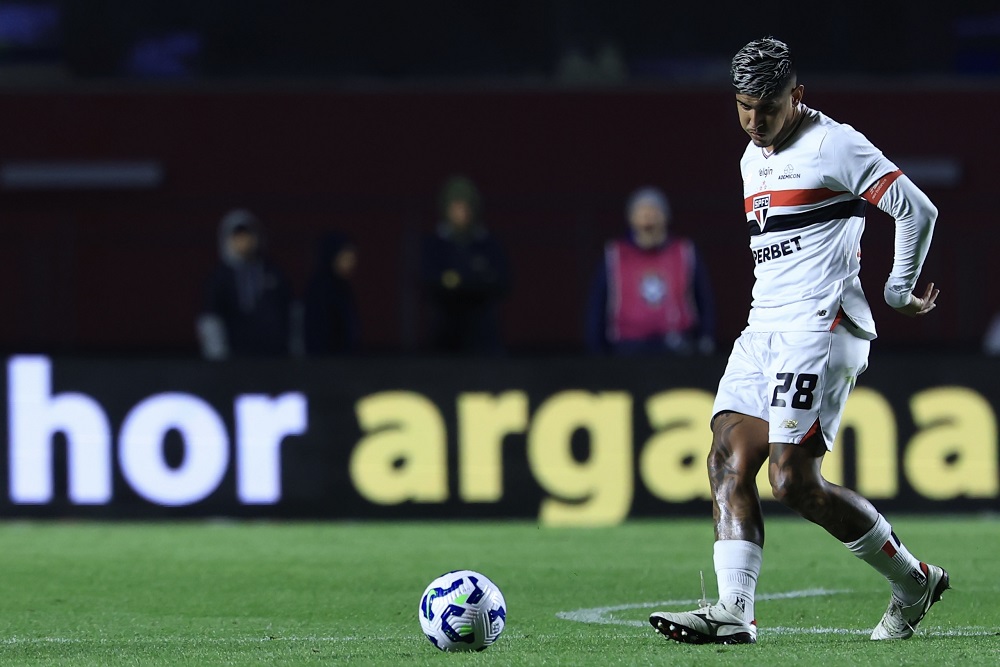 Alan Franco celebra com a família a renovação com o São Paulo até 2028: ‘Clube que eu amo’