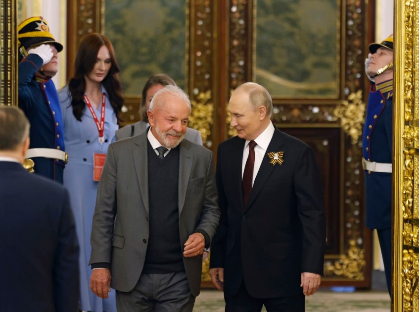 O presidente do Brasil, Luiz Inácio Lula da Silva (C), e o presidente da Rússia, Vladimir Putin (D), chegam para a reunião no Kremlin, em Moscou