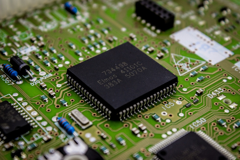 China pede que EUA relaxem controles de exportação de chips para IA