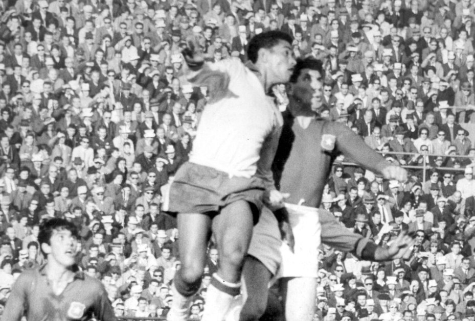Garrincha da Seleção Brasileira disputa bola com o meio-campista chileno Contreras na semifinal da Copa de 1962