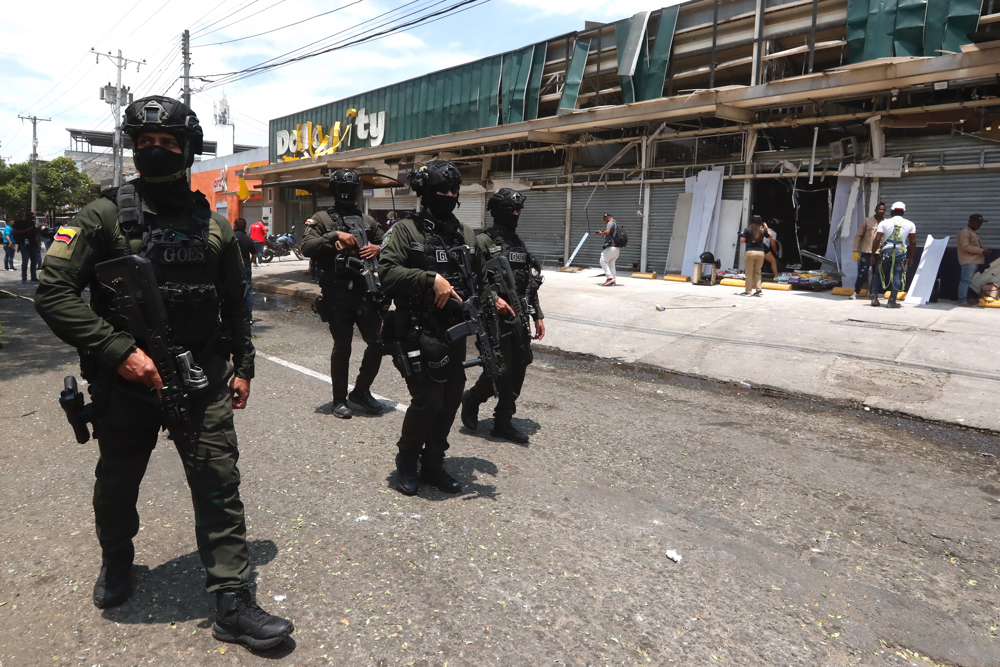 Colômbia prende guerrilheiros após ataque com caminhão-bomba que matou seis
