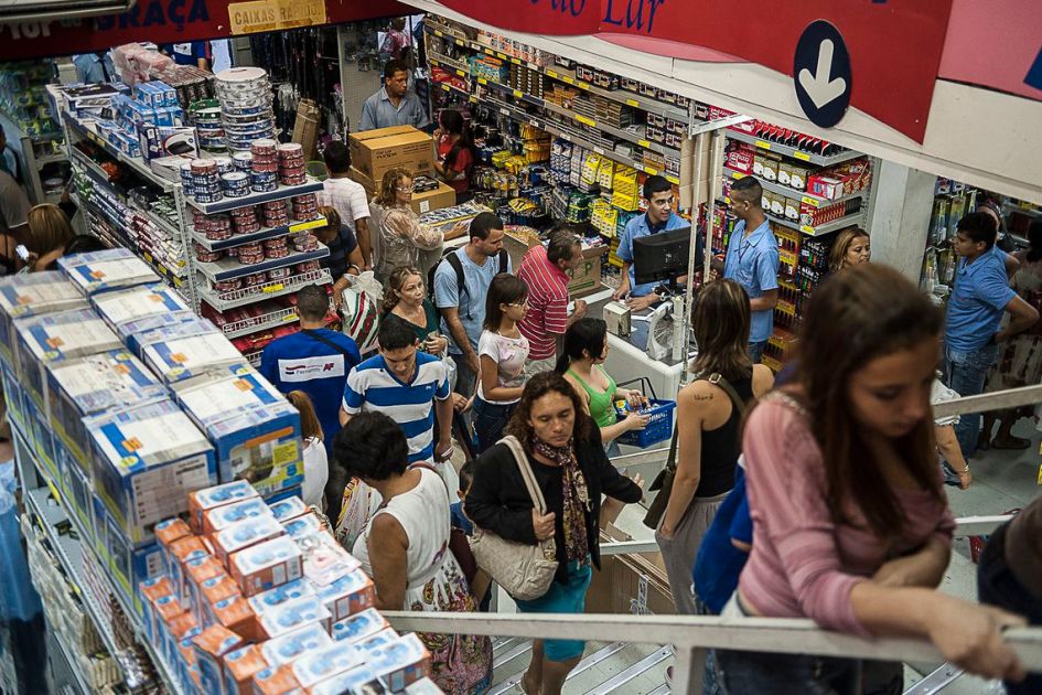 Pessoas comprando