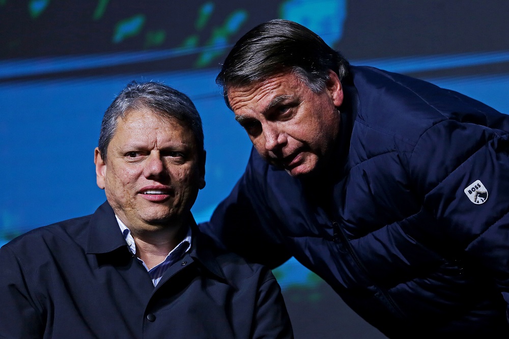 Em prisão domiciliar, Bolsonaro recebe visita de Tarcísio de Freitas após autorização de Moraes