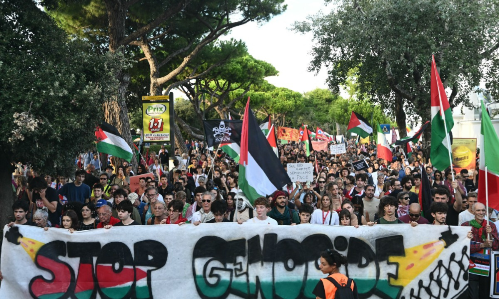 Milhares de pessoas protestam para denunciar as ações do Exército israelense na Faixa de Gaza à margem do Festival de Cinema de Veneza
