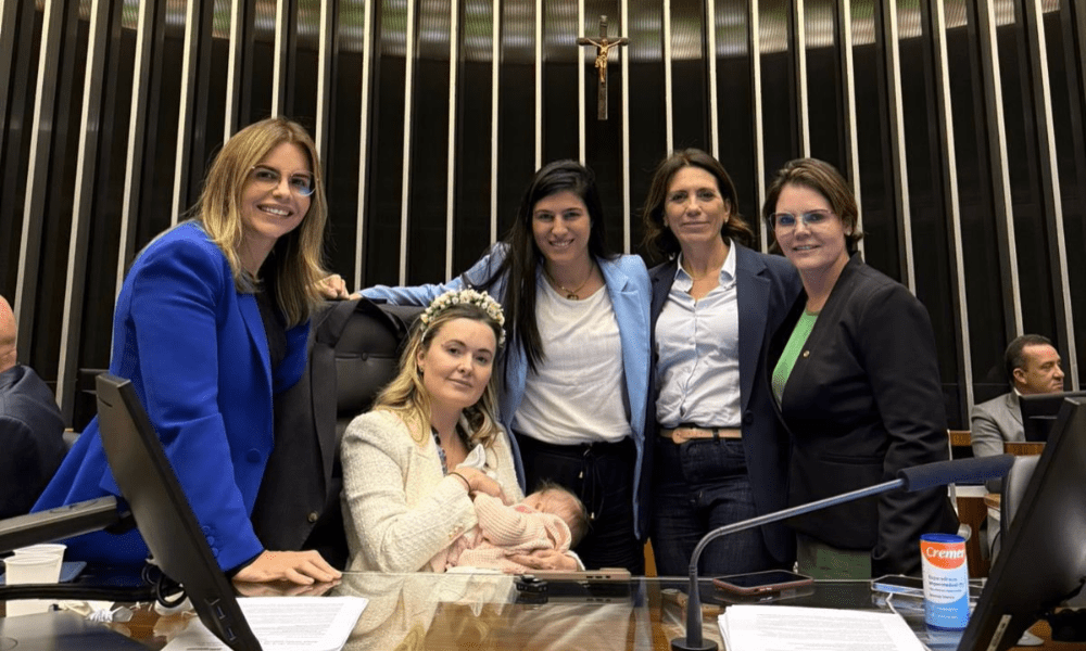 Deputada bolsonarista Julia Zanatta (PL-SC) entrou no plenário da Câmara dos Deputados com a filha de quatro meses no colo