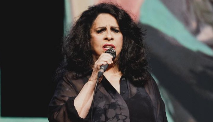 Gal Costa cantando