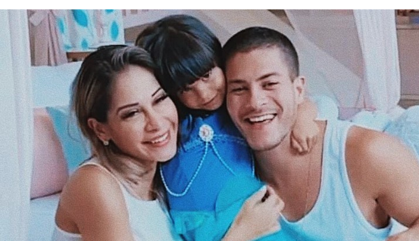 Sophia abraçando Arthur Aguiar e Maíra Cardi