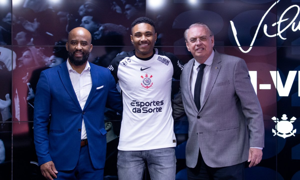 Fabinho Soldado, Vitinho e Osmar Stábile durante apresentação do jogador no CT Joaquim Grava