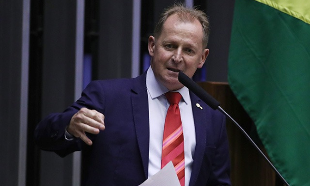 Deputado do PT propõe moção de repúdio a Moraes por optar pela prisão domiciliar de Bolsonaro em vez da preventiva