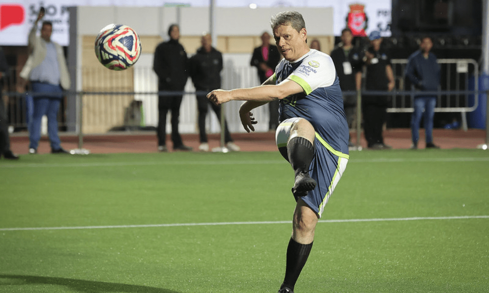 Tarcísio de Freitas participa de partida de futebol festiva, que marca o encerramento do primeiro dia do Congresso Estadual de Municípios