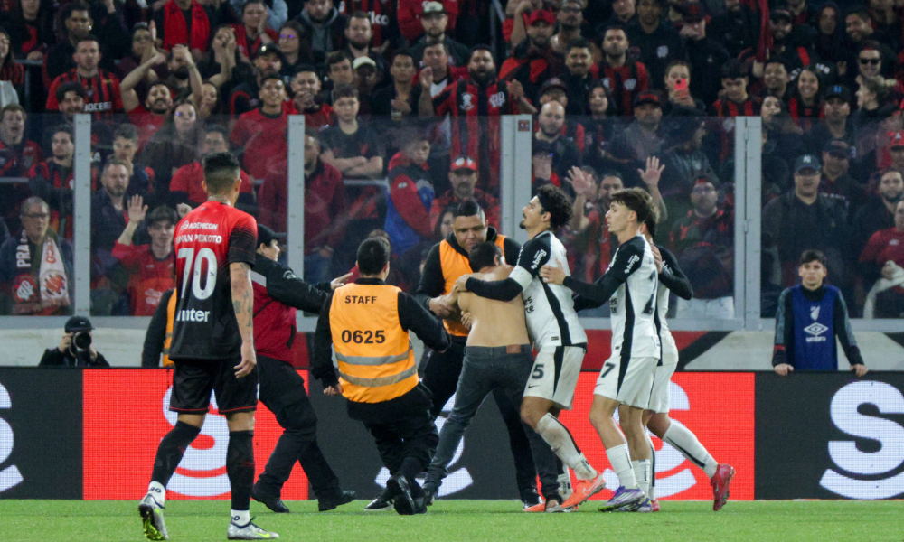 Torcedor invade o gramado durante a partida entre Athletico-PR e Corinthians no estádio Arena da Baixada pela Copa do Brasil