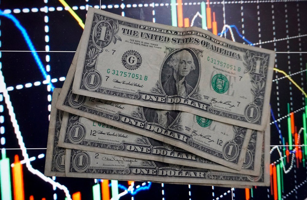 Dólar sobe com exterior e fecha a R$ 5,43; Ibovespa reage após série negativa