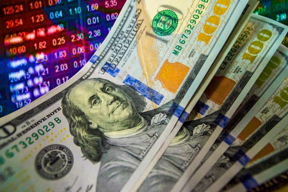 Dólar cai mais de 1% e fecha a R$ 5,80 em dia de altas de divisas emergentes e do petróleo