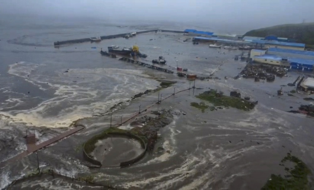 Uma imagem extraída de um vídeo divulgado pelo Centro Geofísico da Academia Russa de Ciências mostra uma área alagada em Severo-Kurilsk, na região de Sakhalin, Rússia, em 30 de julho de 2025. As autoridades da região de Sakhalin declararam estado de emergência após um terremoto de magnitude 8,8 atingir a costa da Península de Kamchatka, na Rússia, no dia 30 de julho, gerando alertas de ondas gigantes e ordens de evacuação. (Terremoto/sismo, Rússia) EFE/EPA/CENTRO GEOFÍSICO DA ACADEMIA RUSSA DE CIÊNCIAS – DIVULGAÇÃO SOMENTE PARA USO EDITORIAL/PROIBIDA A VENDA.