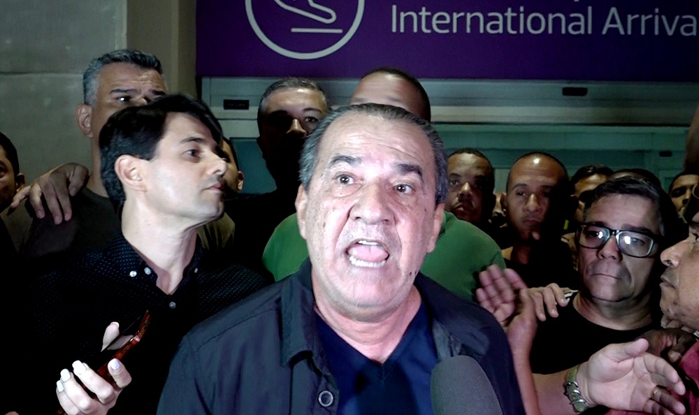 O pastor Silas Malafaia é alvo de mandado de busca e apreensão ao chegar de Lisboa, no Aeroporto do Galeão, no Rio de Janeiro
