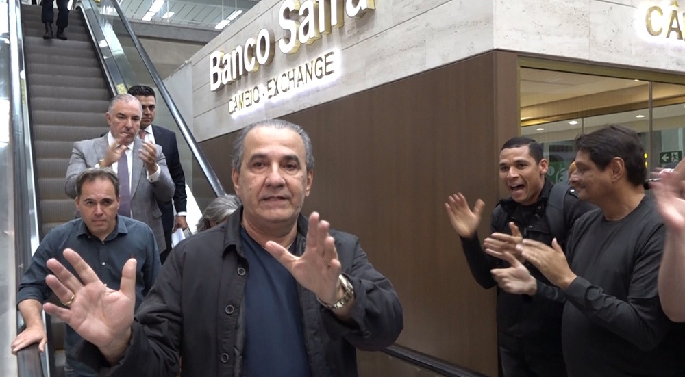 O pastor Silas Malafaia é alvo de mandado de busca e apreensão ao chegar de Lisboa, no Aeroporto do Galeão, no Rio de Janeiro