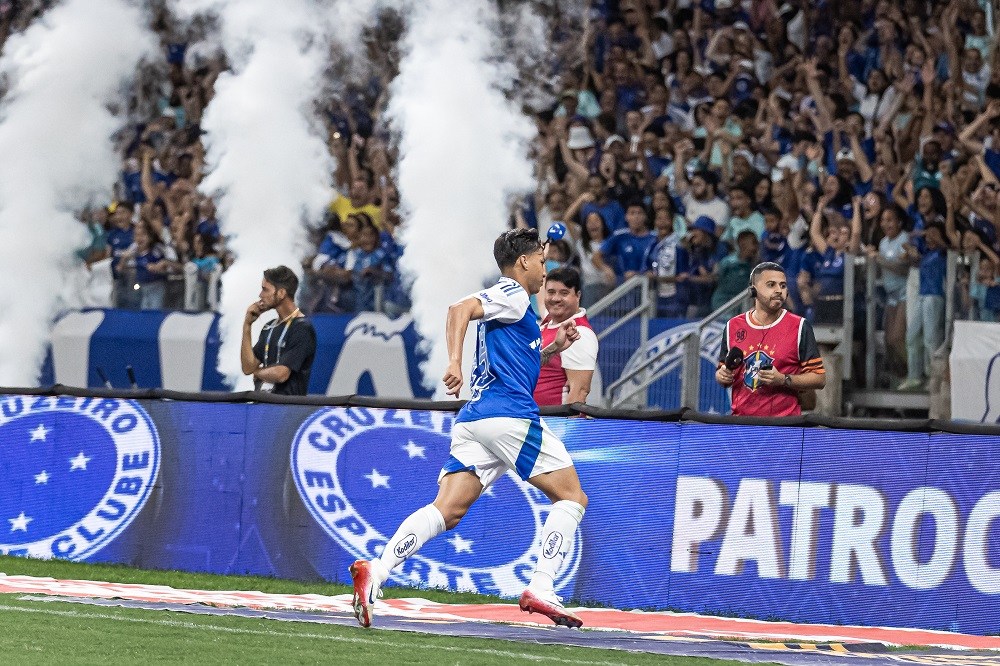 Cruzeiro vence o Internacional no Mineirão e assume vice-liderança do Campeonato Brasileiro