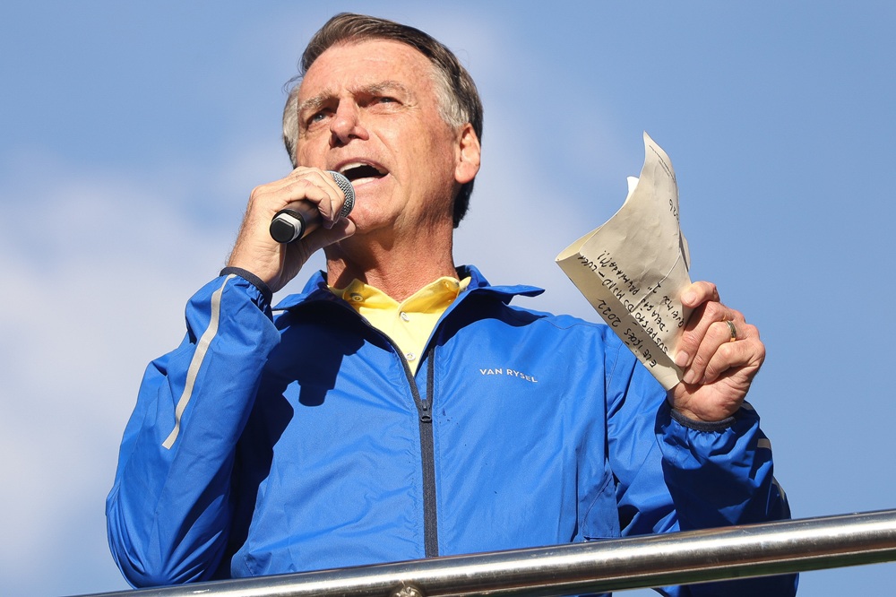 Em resposta ao STF, defesa de Bolsonaro contesta indícios de fuga e pede revisão de prisão domiciliar
