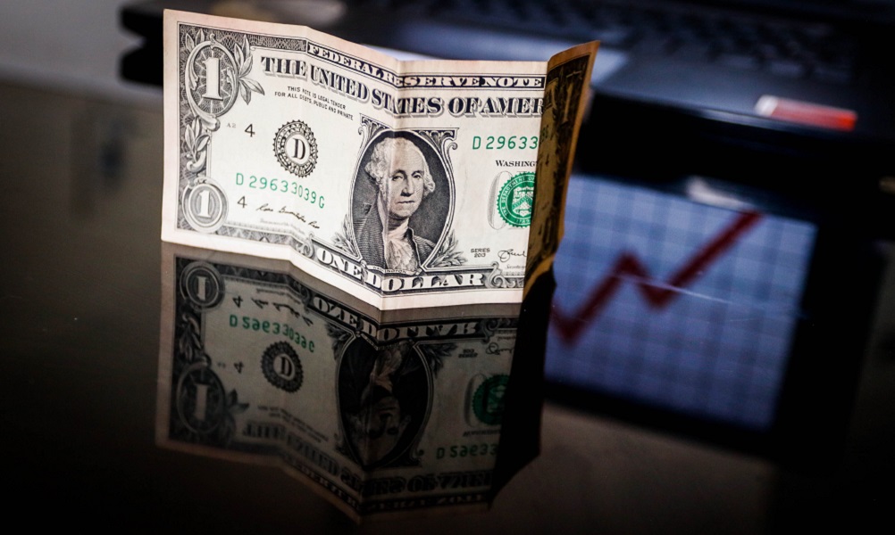 Dólar se aproxima de R$ 5,90 com embate tarifário entre EUA e China no radar